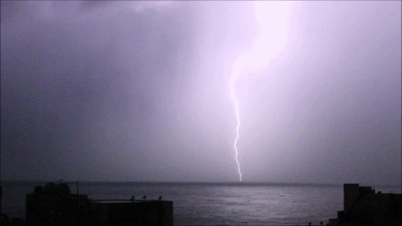 Foto door Alaa Najjar op Wikimedia Commons. Een blikseminslag.