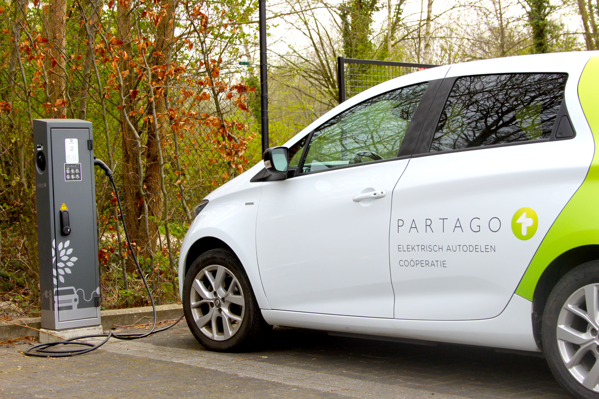 Een elektrische deelauto van Partago. Een elektrische deelauto van Partago.