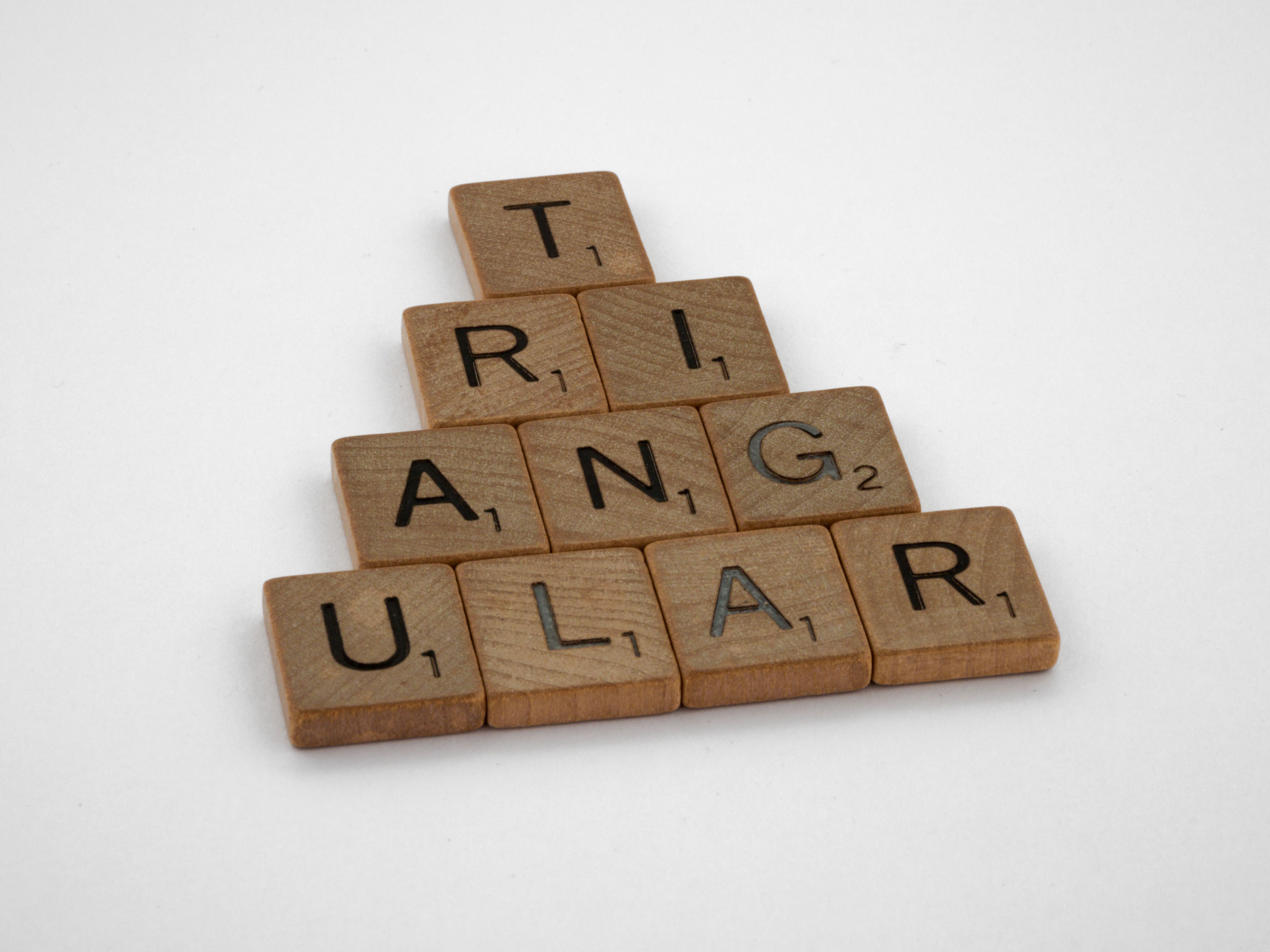 Driehoek met scrabble tegels. Driehoek met scrabble tegels.