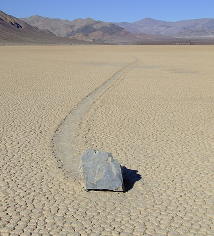 Een zeilend rotsblok in Racetrack Playa.