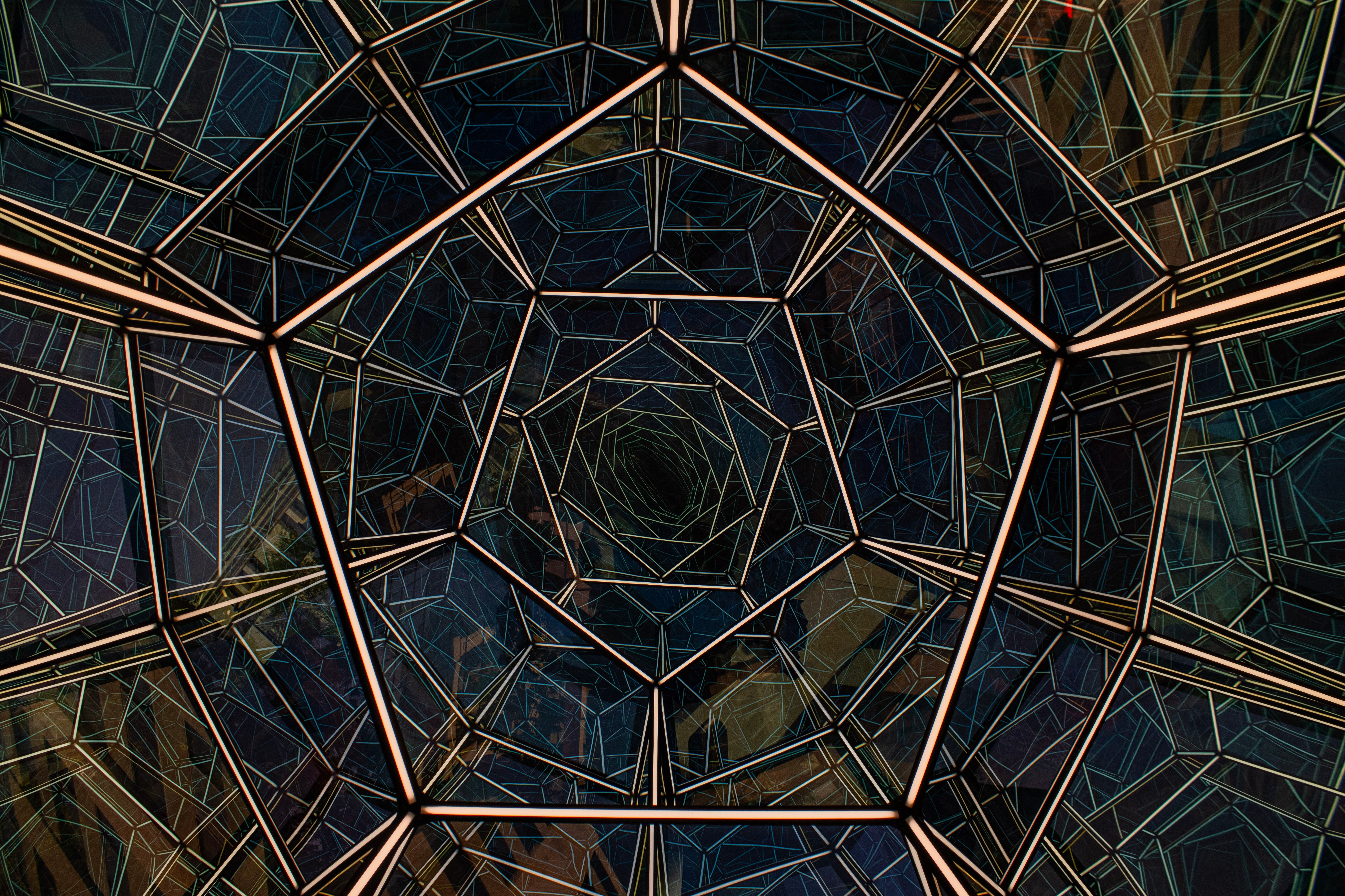 Een geometrische constructie op basis van vijfhoeken.