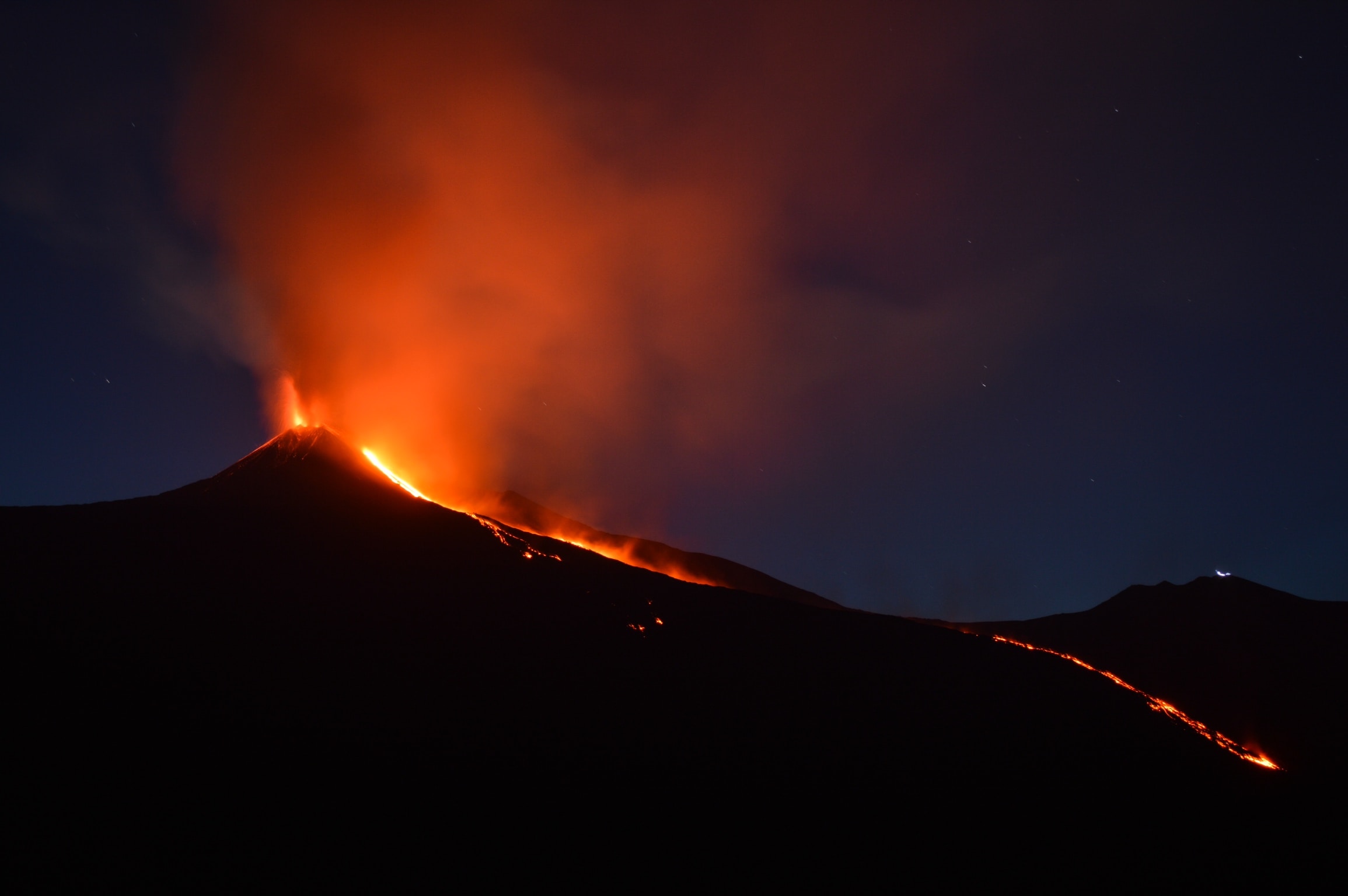 Foto door Shawn Appel op Unsplash. De Etna tijdens een actieve periode.