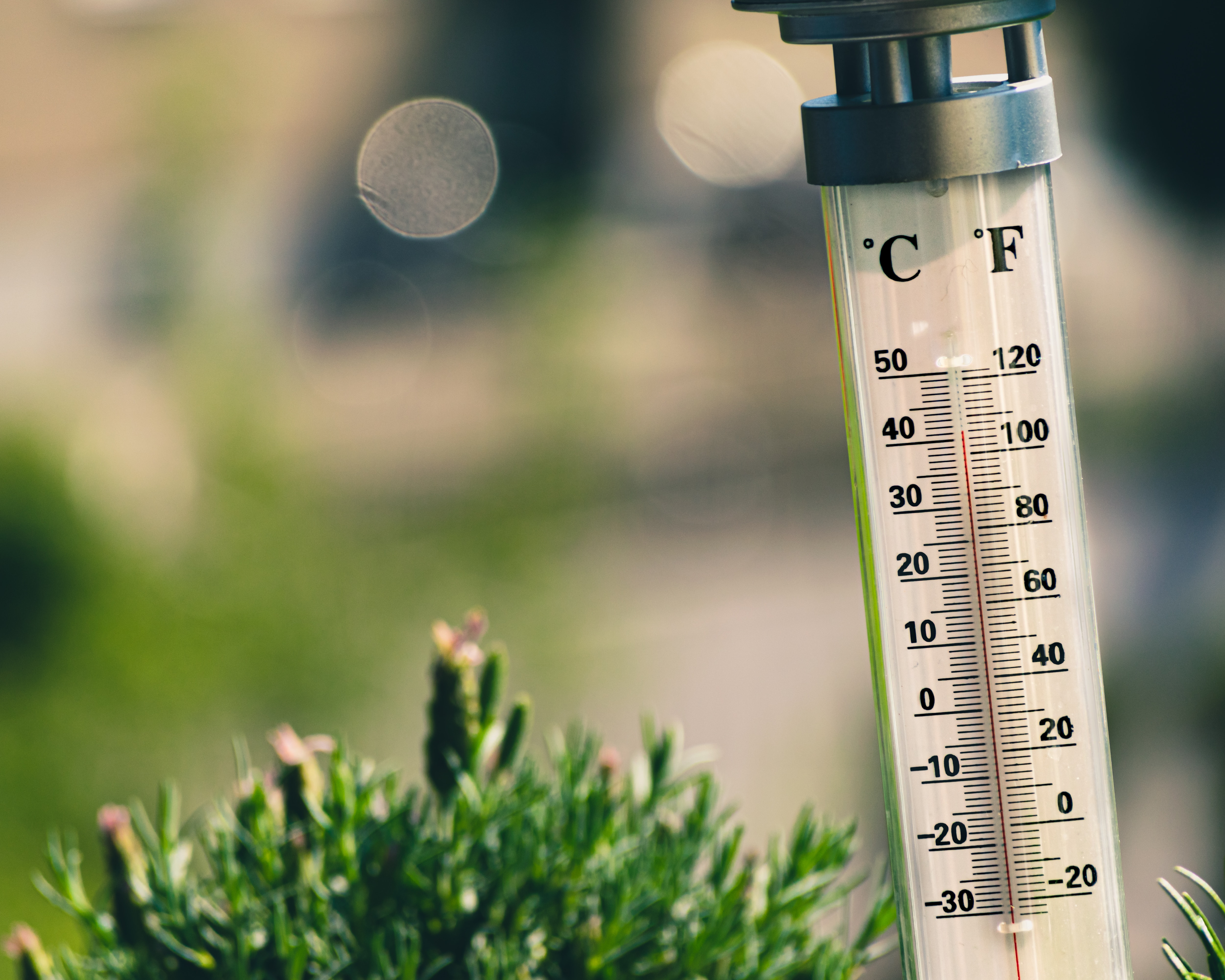 Foto door Jaroslaw Kwoczala op Unsplash. Een buitenthermometer.