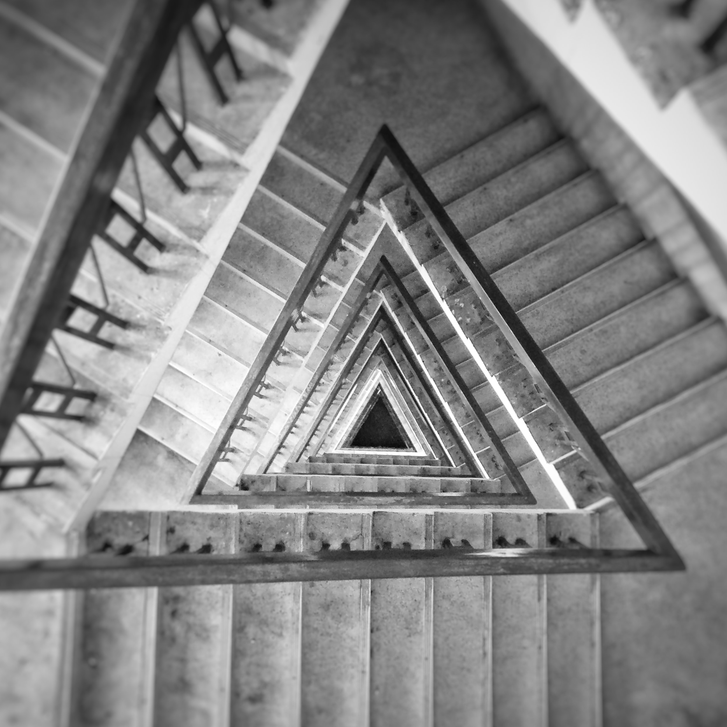 Foto door Viswanath V Pai op Unsplash. Een driehoekig patroon.
