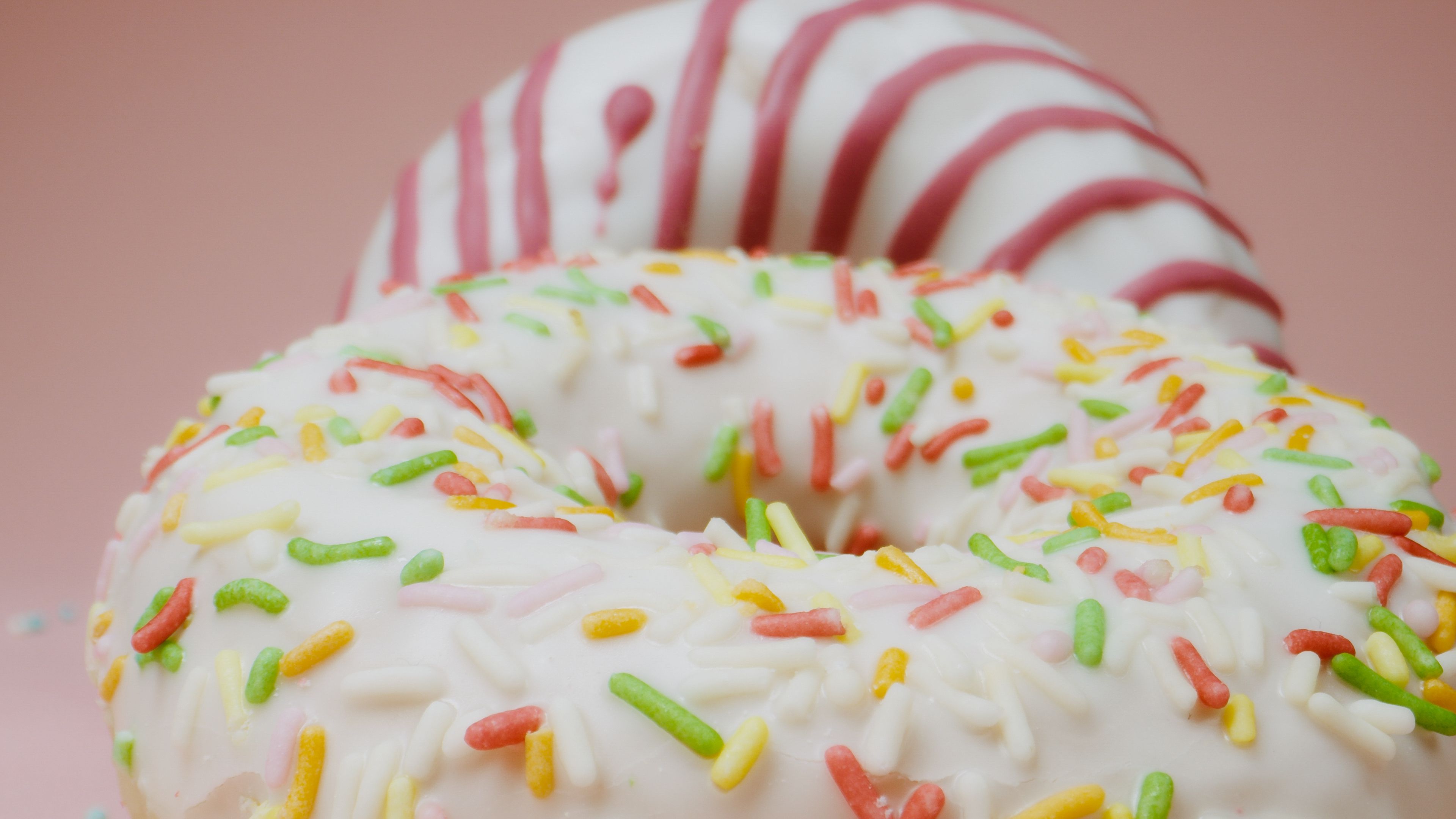 Een donut met frosting.