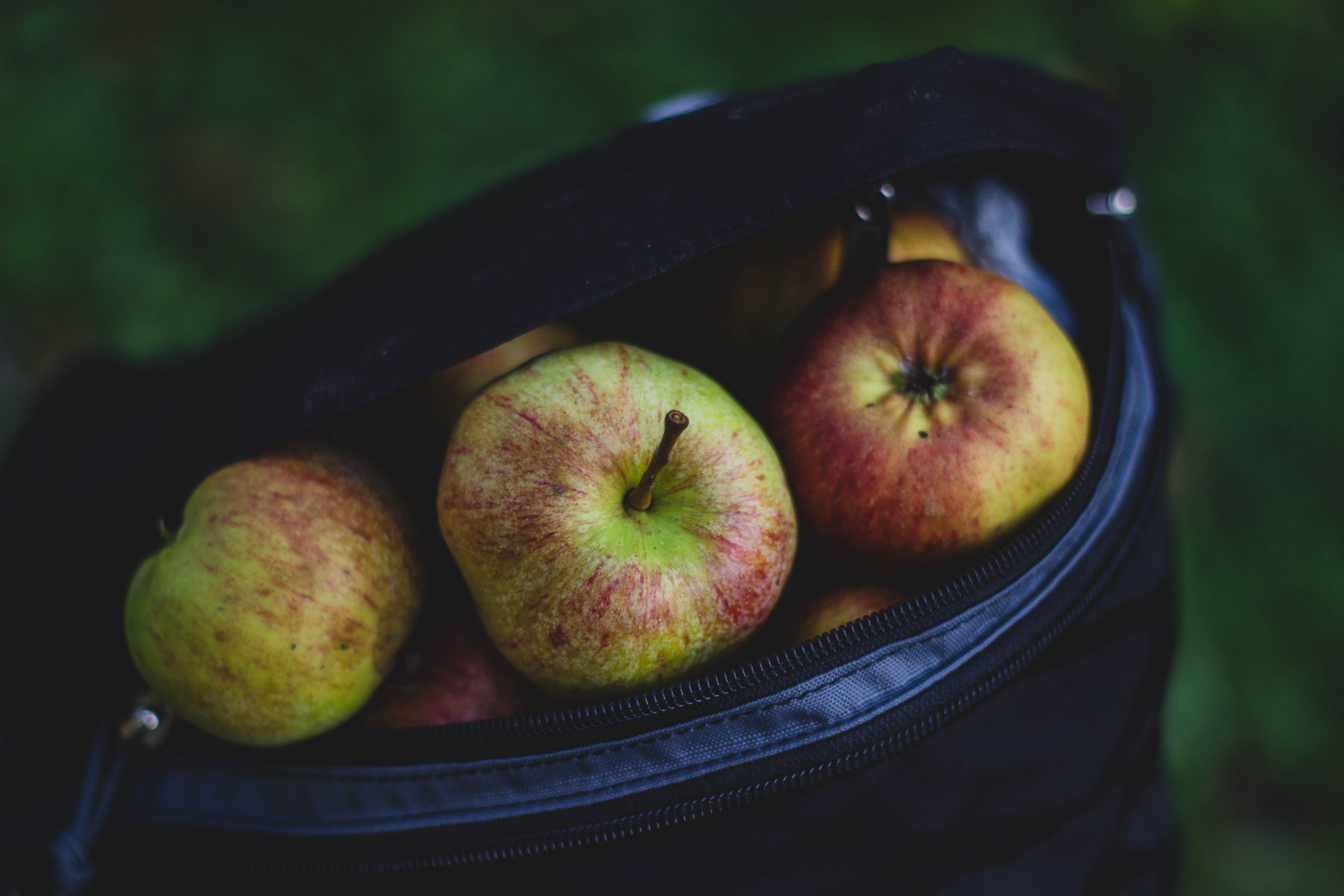 Rood-groene appels in een zak. Rood-groene appels in een zak.