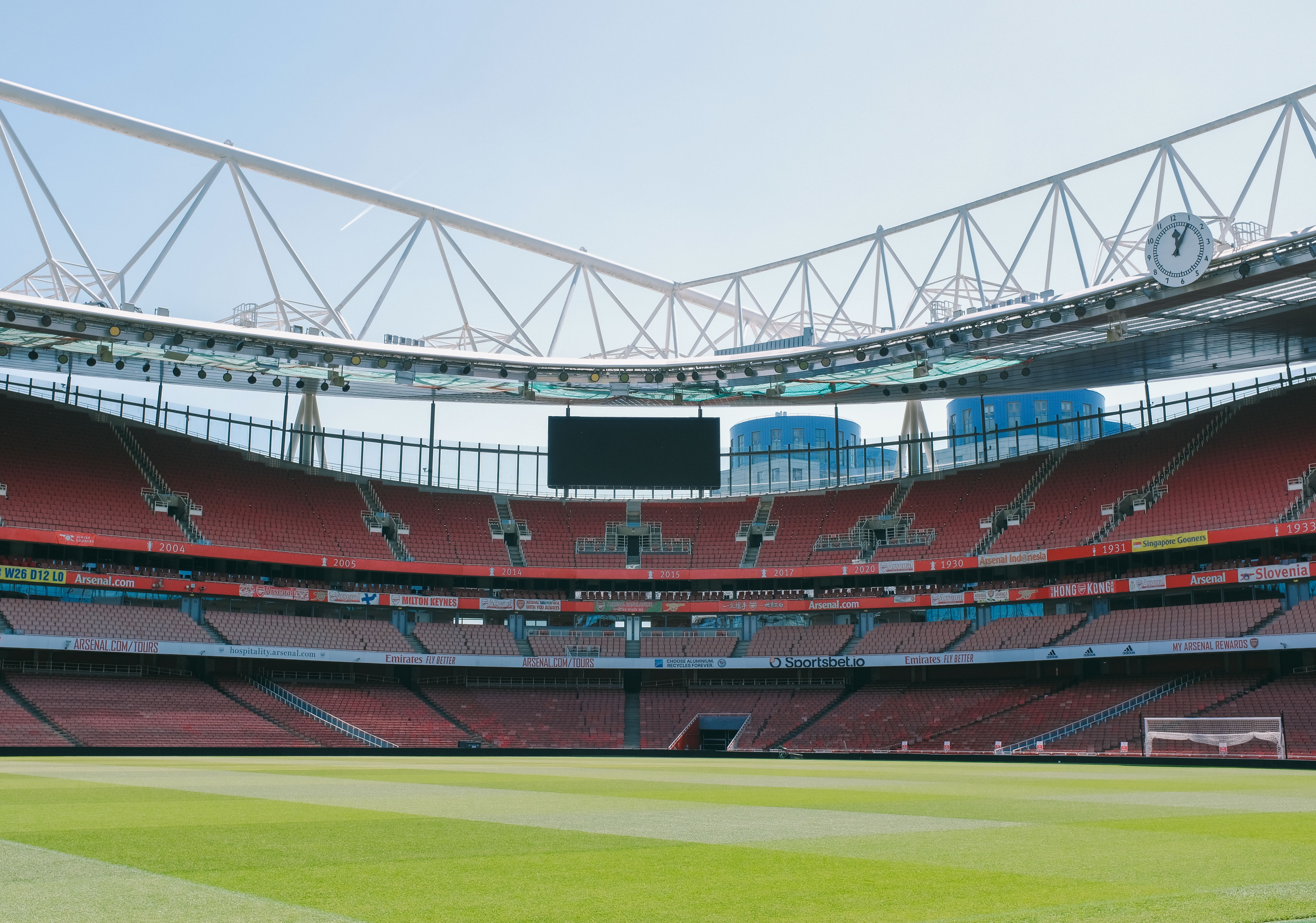 Een (leeg) voetbalstadion. Een (leeg) voetbalstadion.