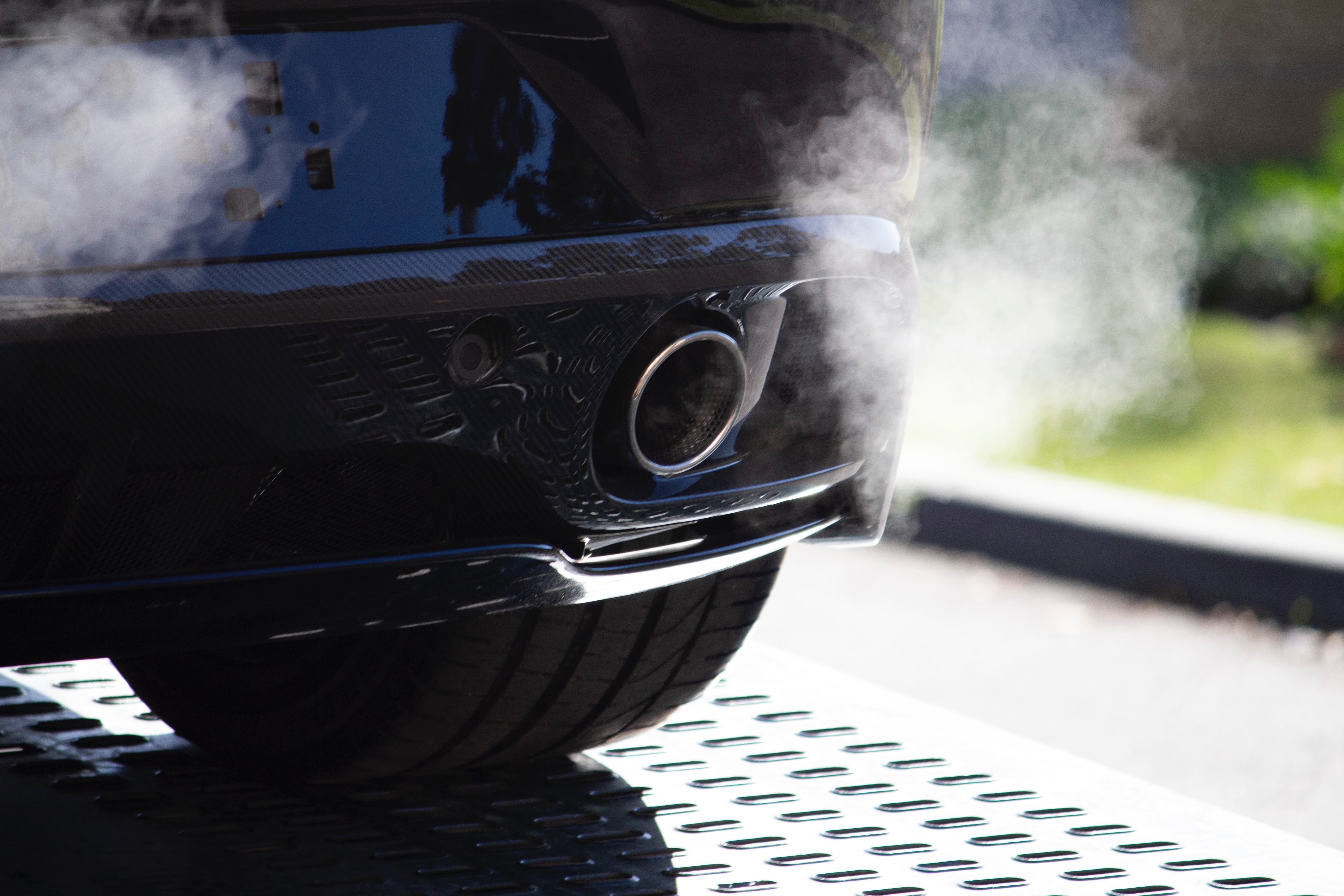 Foto door Matt Boitor op Unsplash. De uitlaatgassen van een wagen.