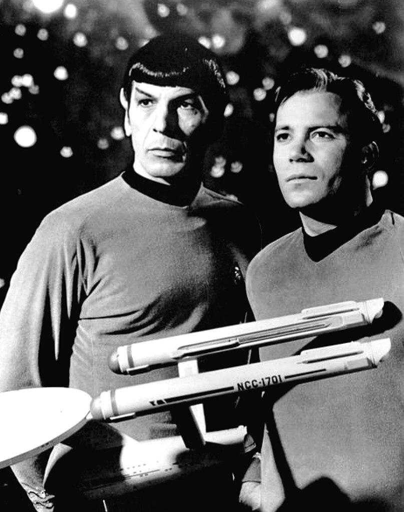 Kirk en Spock met op de voorgrond de Enterprise.