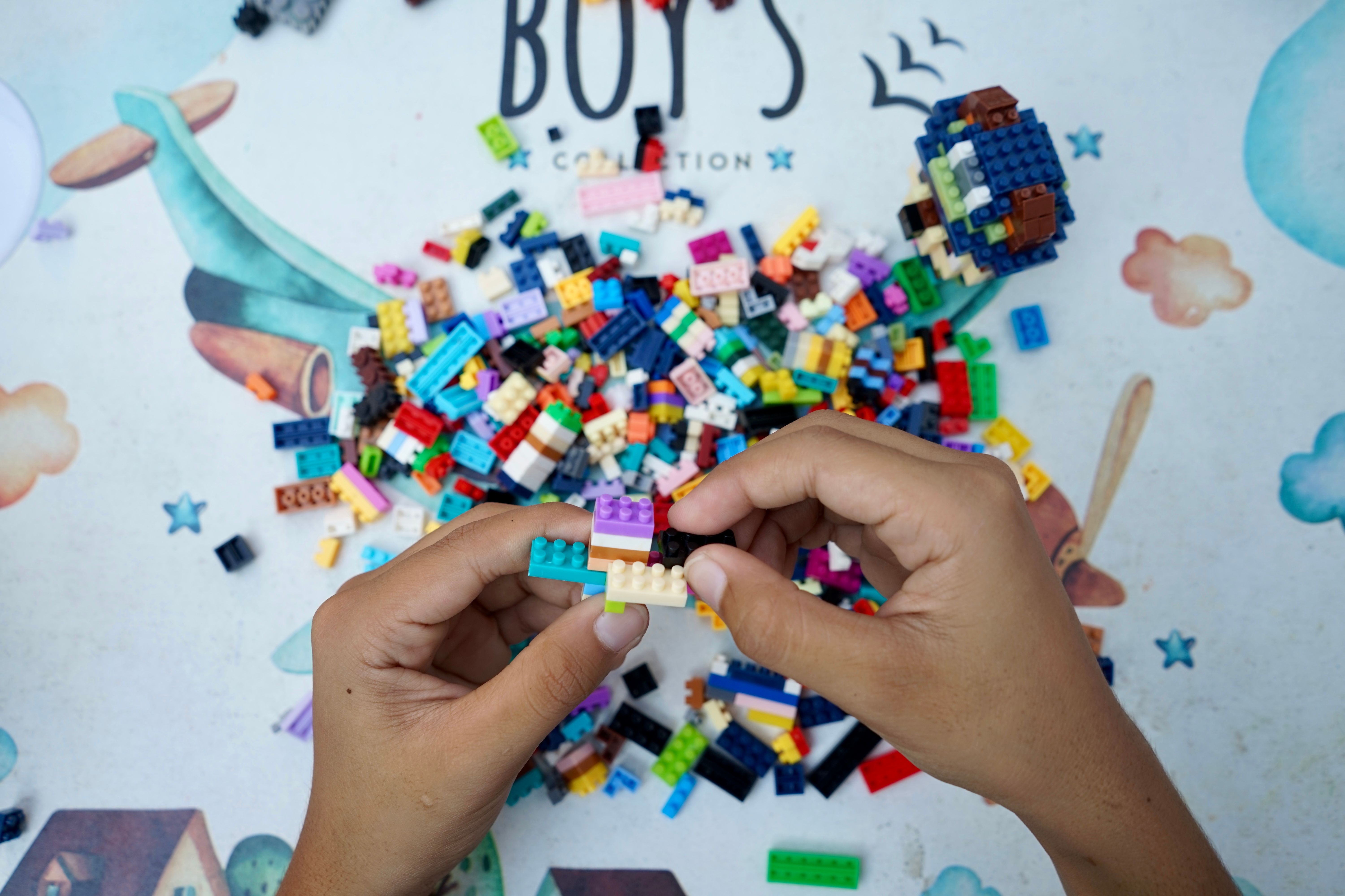 Een lego bouwwerk in constructie.
