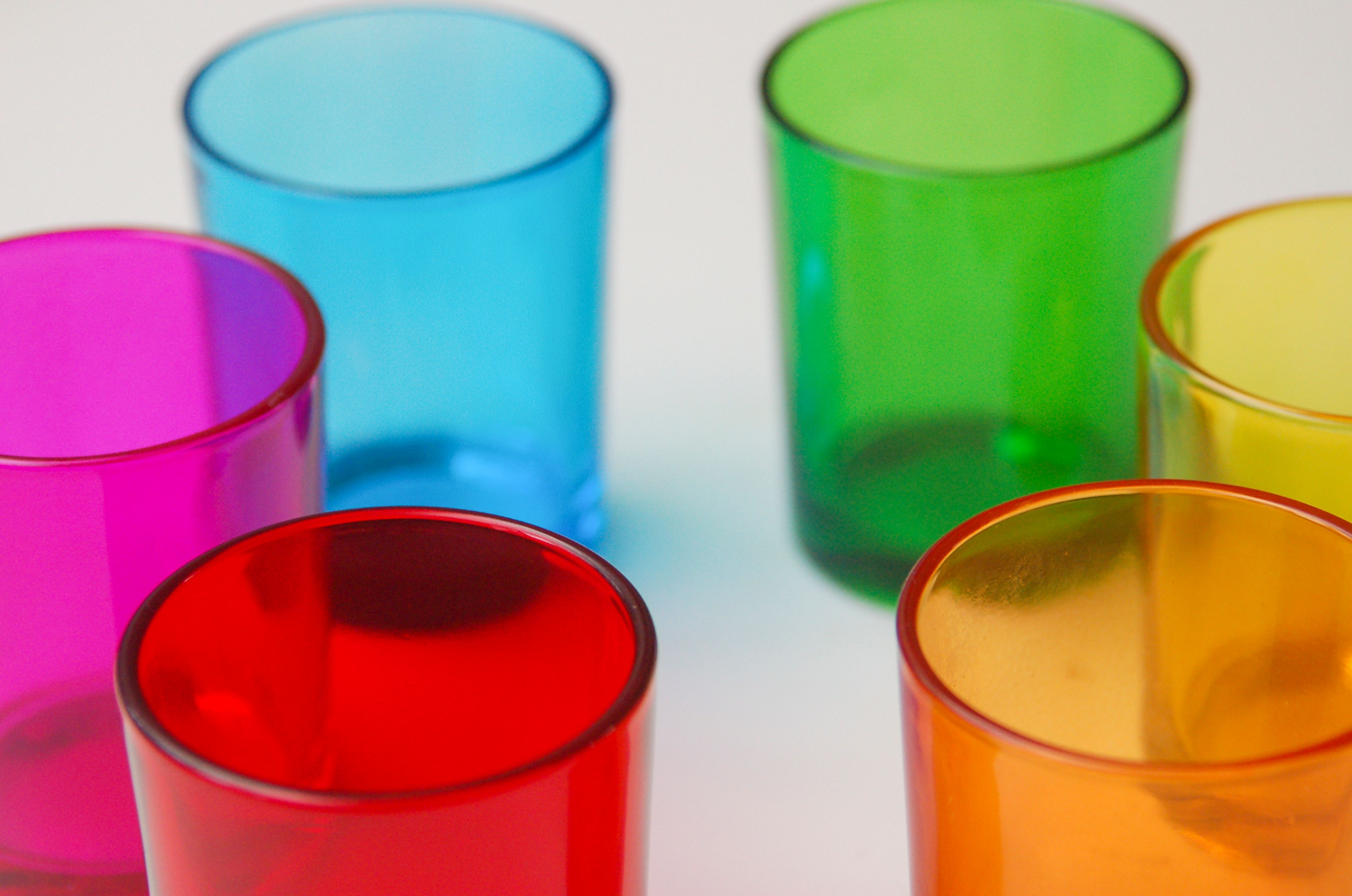Verschillende kleuren glazen. Verschillende kleuren glazen.