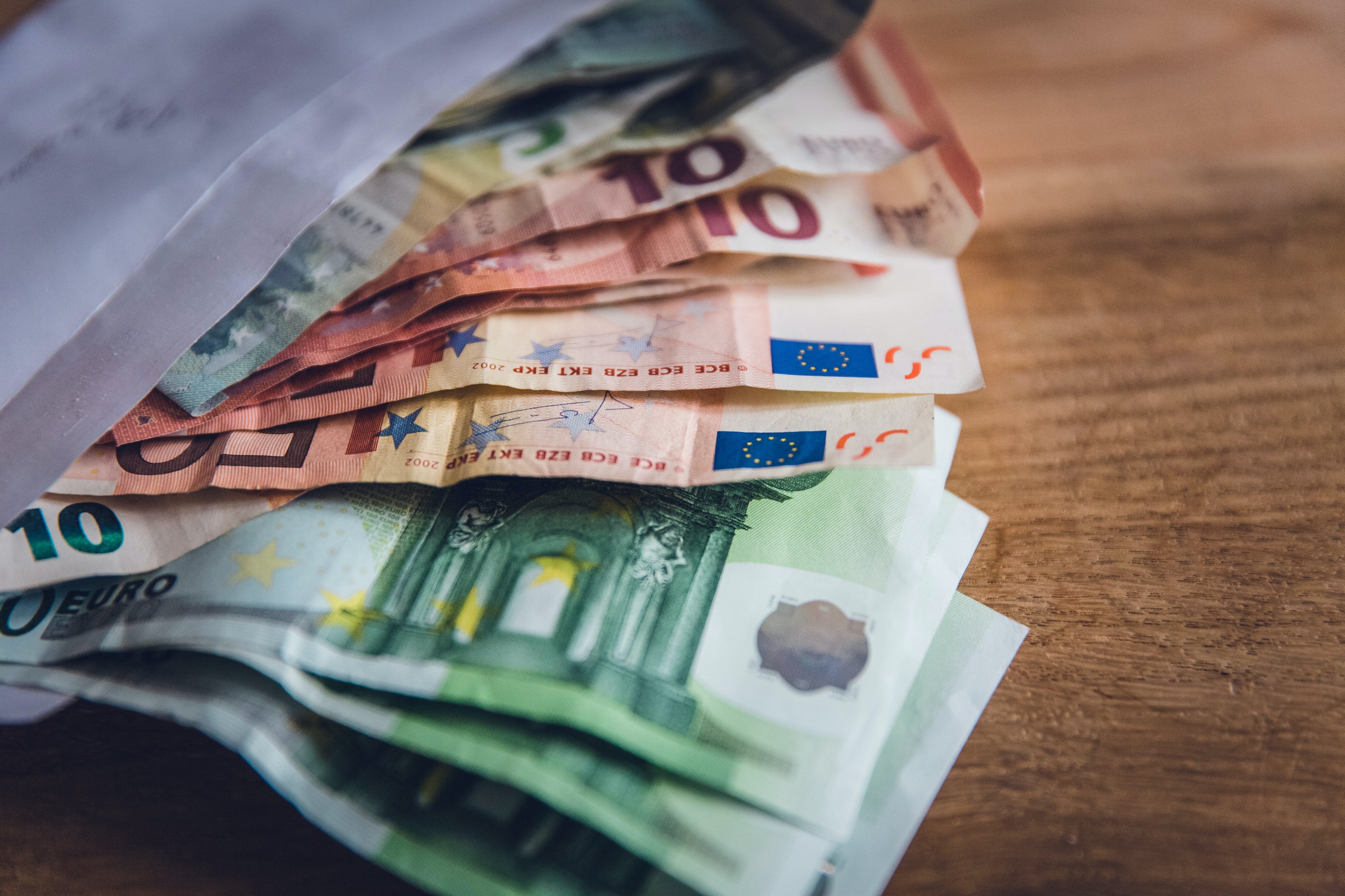 Foto door Markus Spiske op Unsplash. Verschillende euro biljetten.