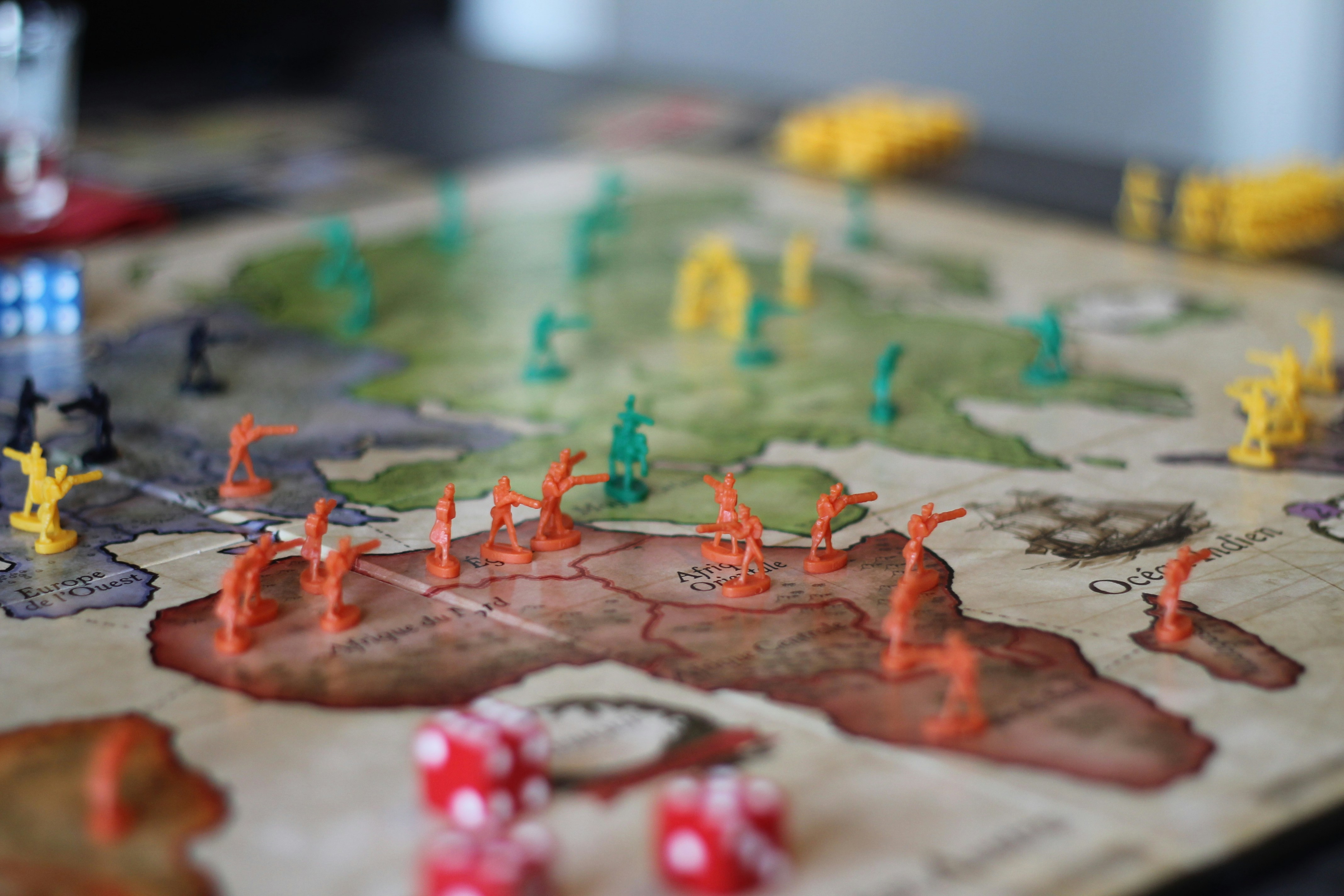 Foto door Dave Photoz op Unsplash. Een spelletje Risk.