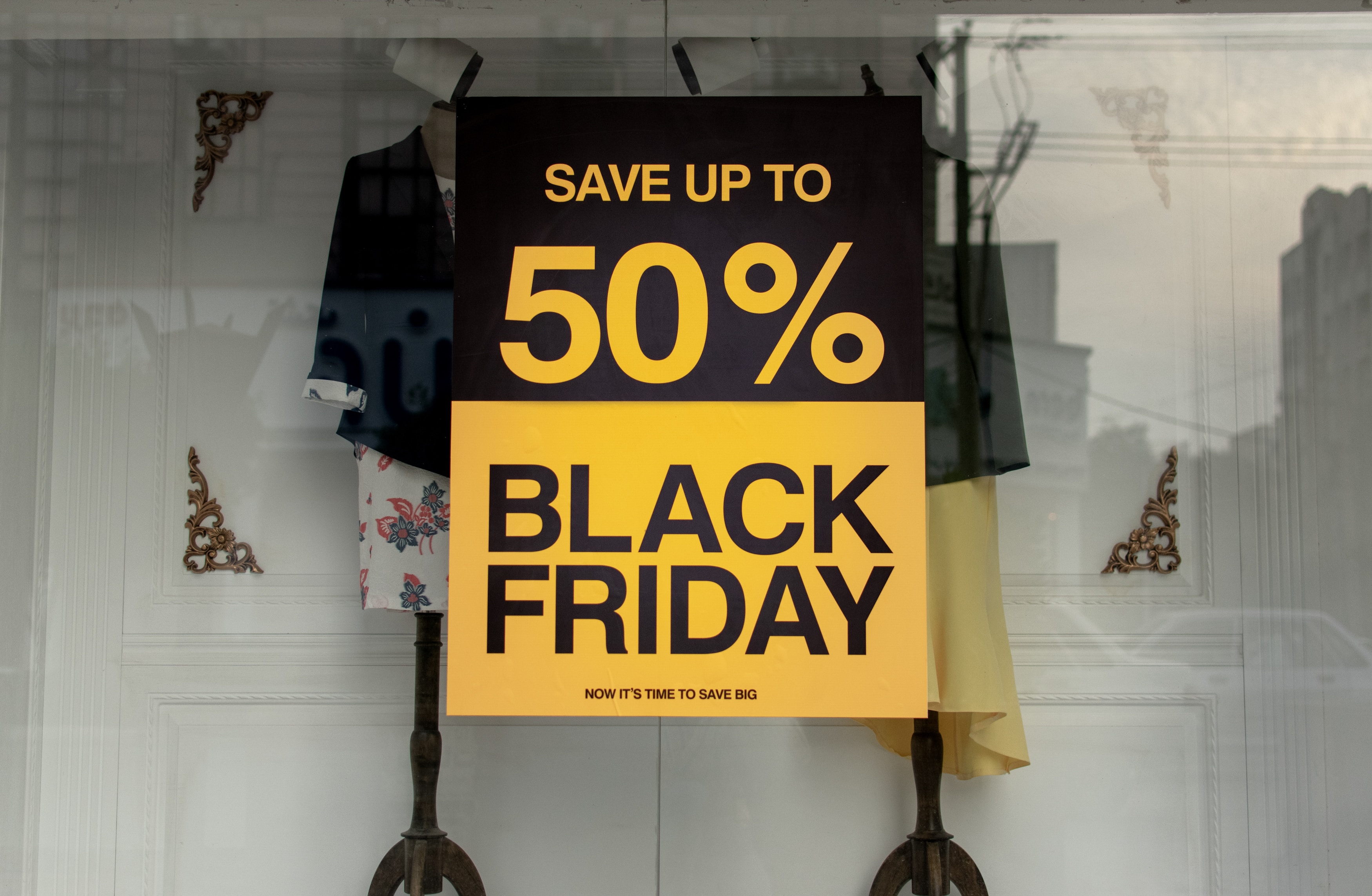 Foto door ashkan Forouzani op Unsplash. Hoge korting op Black Friday.