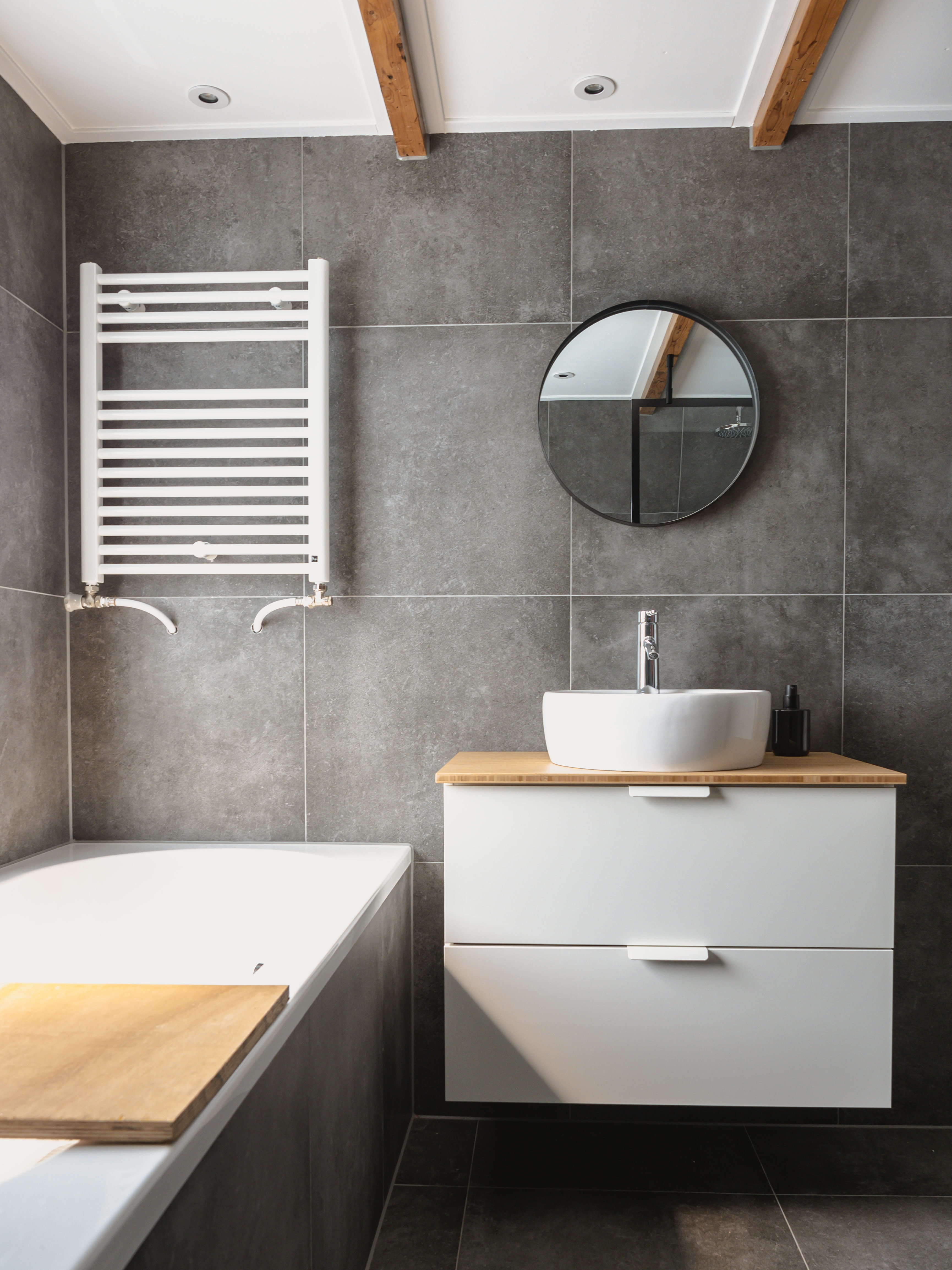 Foto door Sven Brandsma op Unsplash. Tegels in een badkamer.