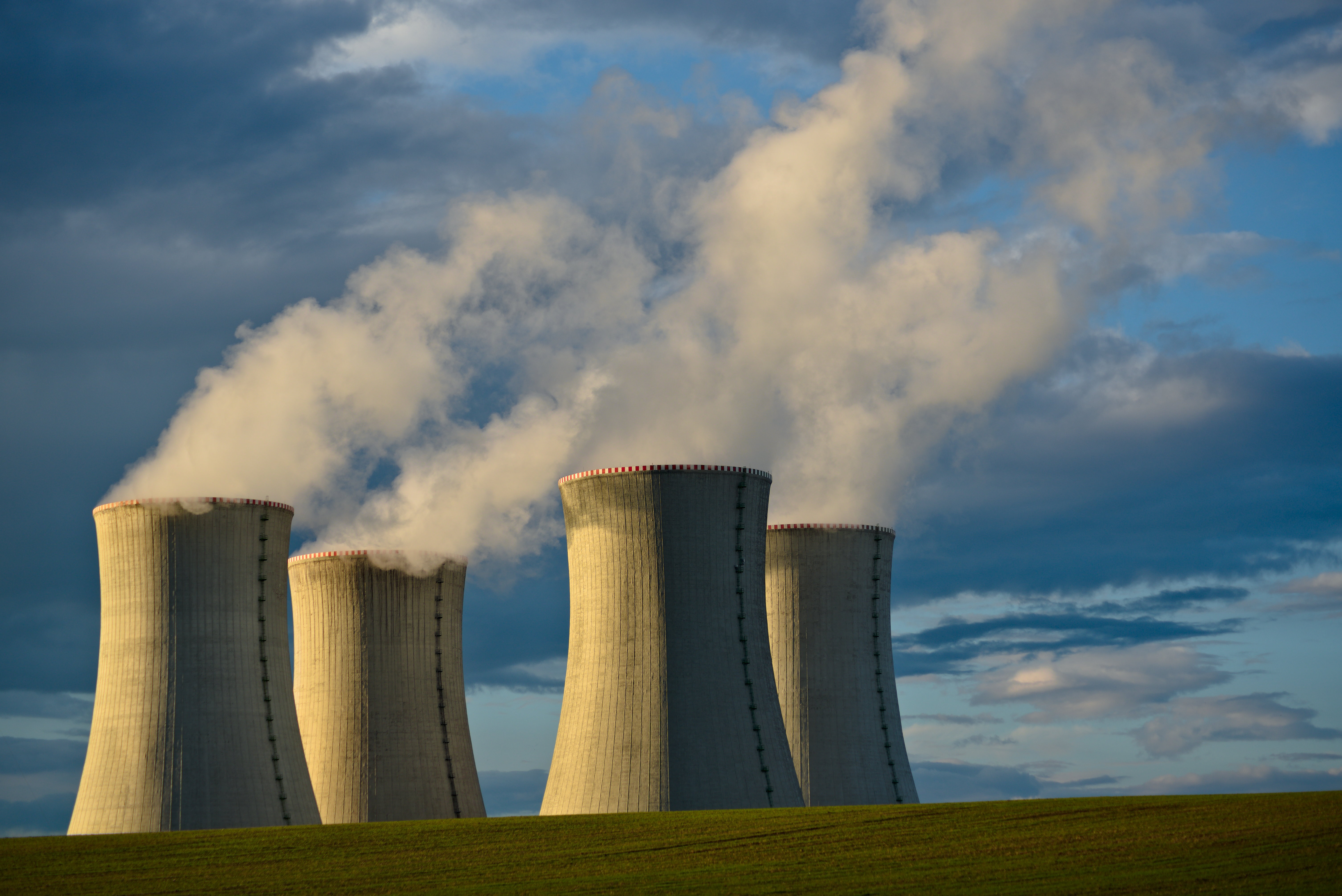 Koeltorens van een kernreactor.