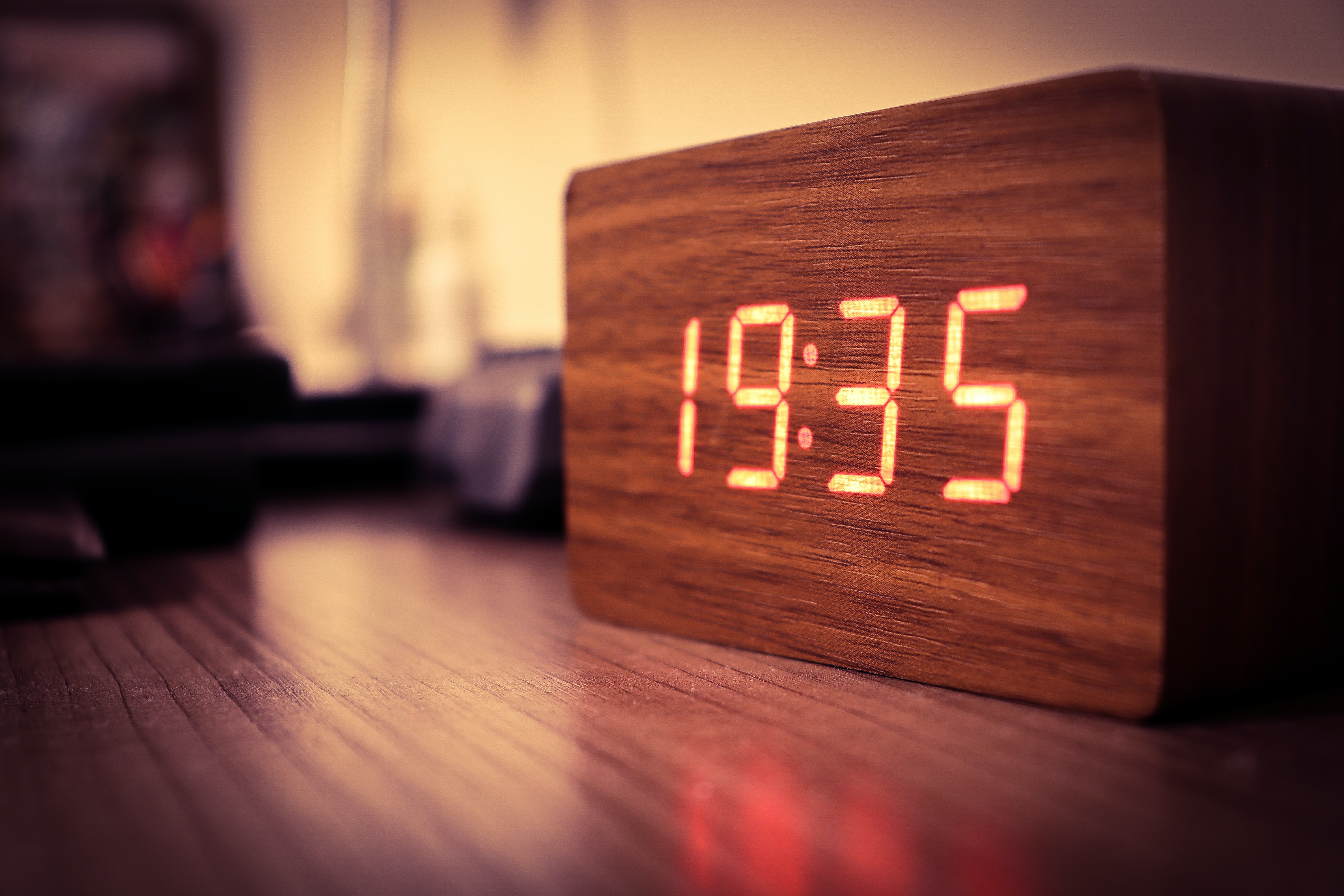 Foto door Lucas Santos op Unsplash. Een digitale klok.