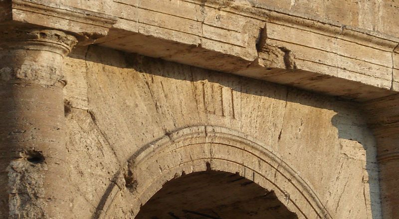 Toegangspoort 52 van het Colloseum in Rome.