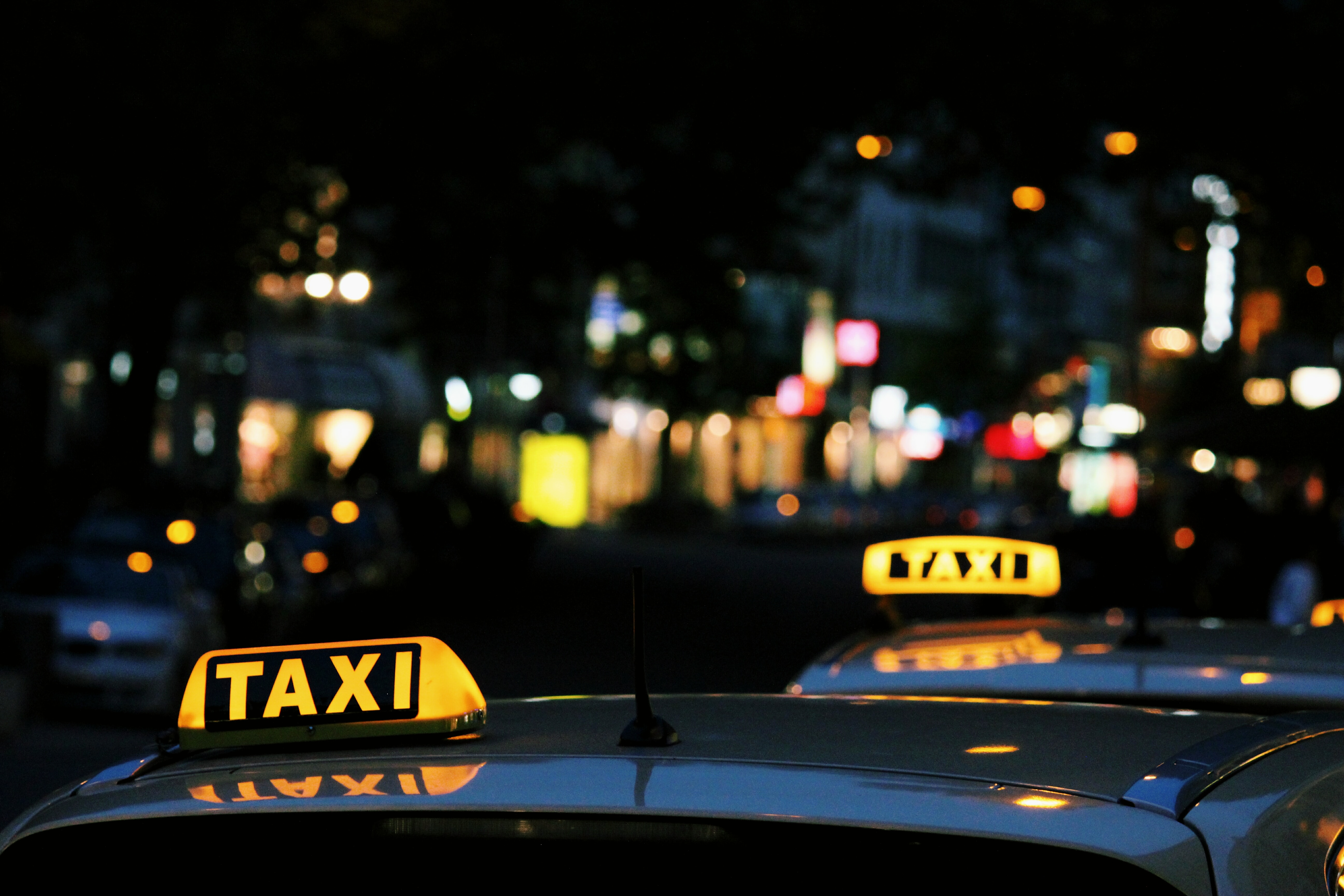 Foto door Lexi Anderson op Unsplash. Verschillende Taxi's.
