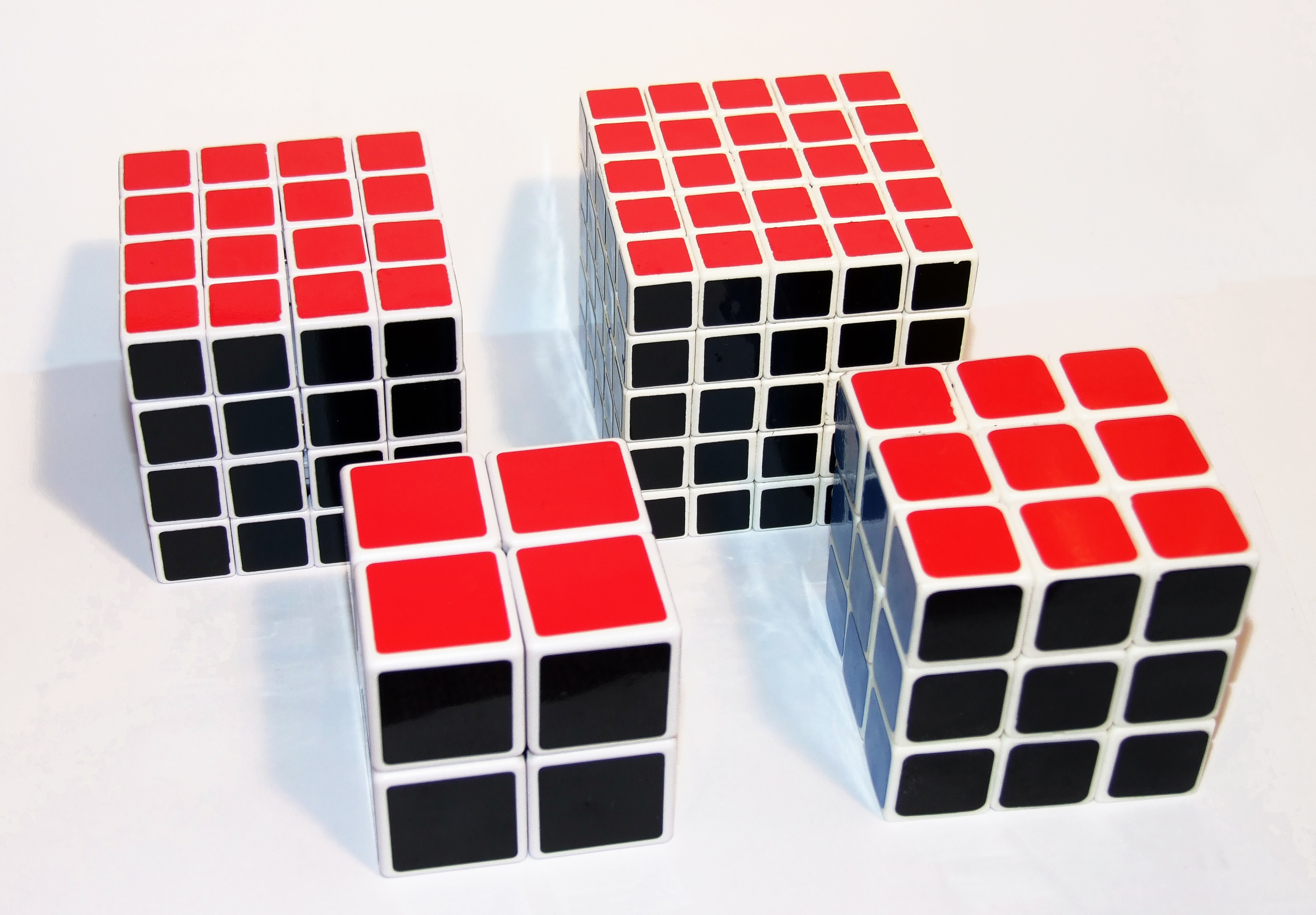 Vier uitvoeringen van de Rubiks kubus.