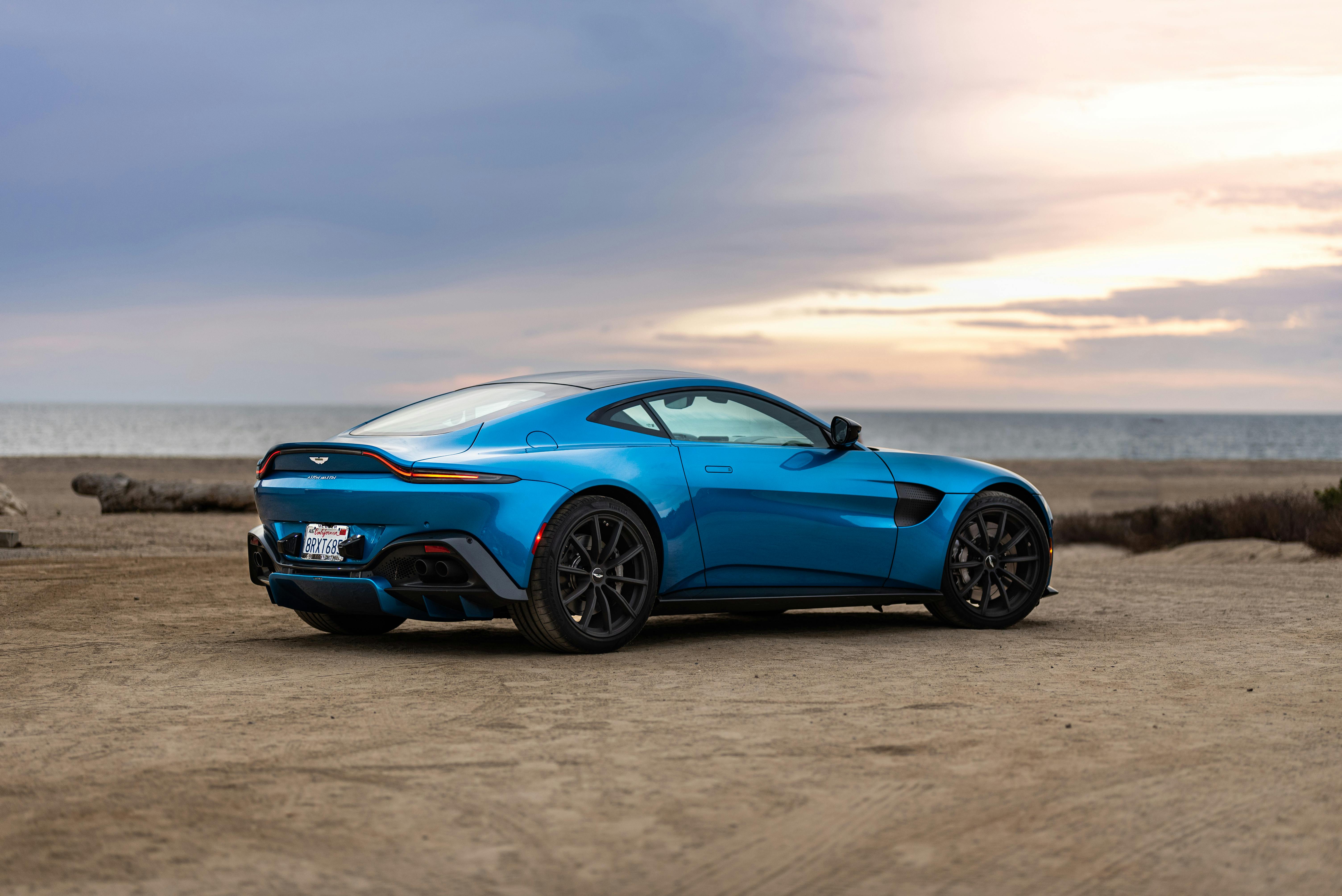 Blauwe Aston Martin. Blauwe Aston Martin.