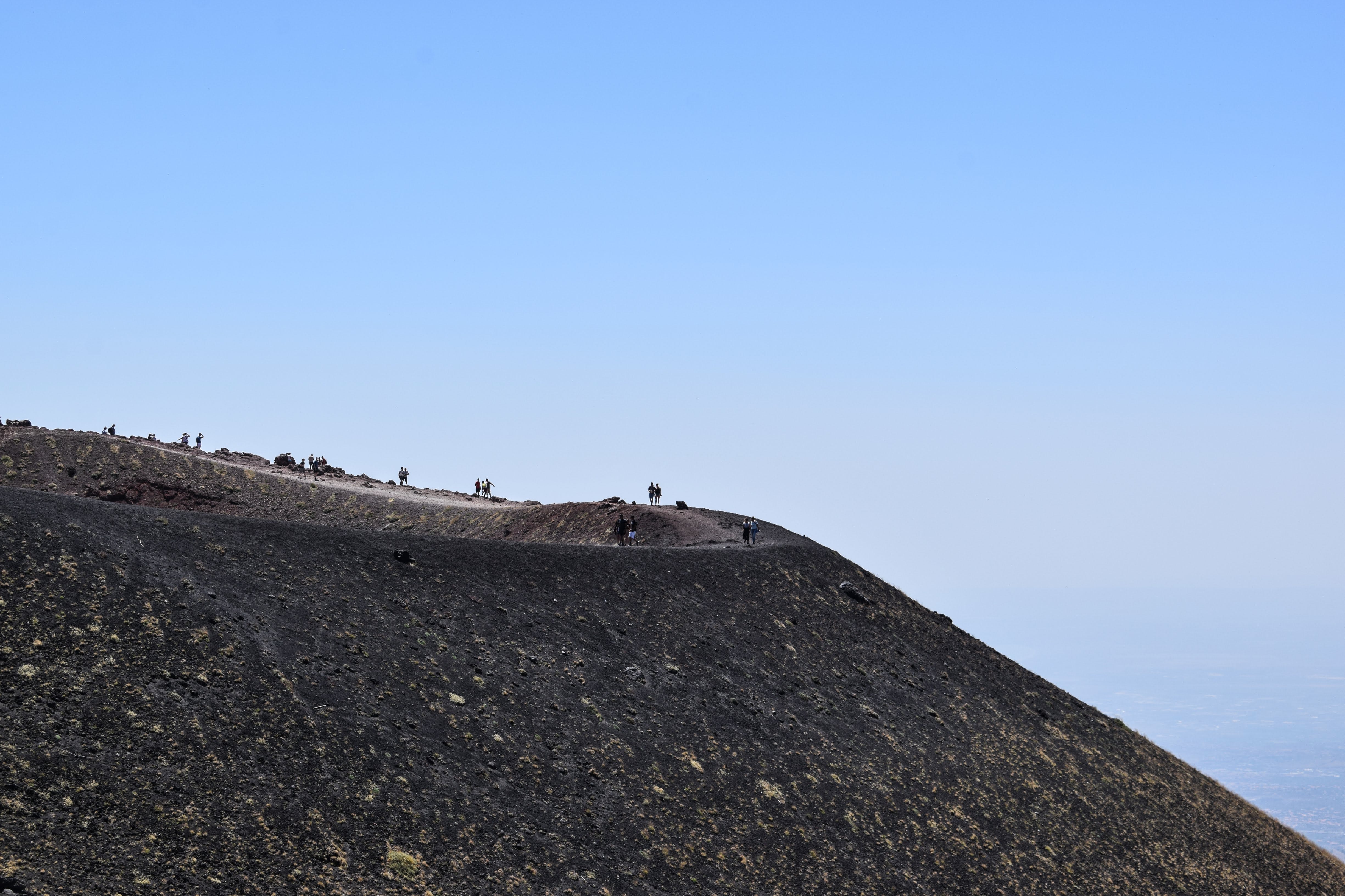 Foto door Giota Sakellariou op Pexels. Beklimming van de Etna.