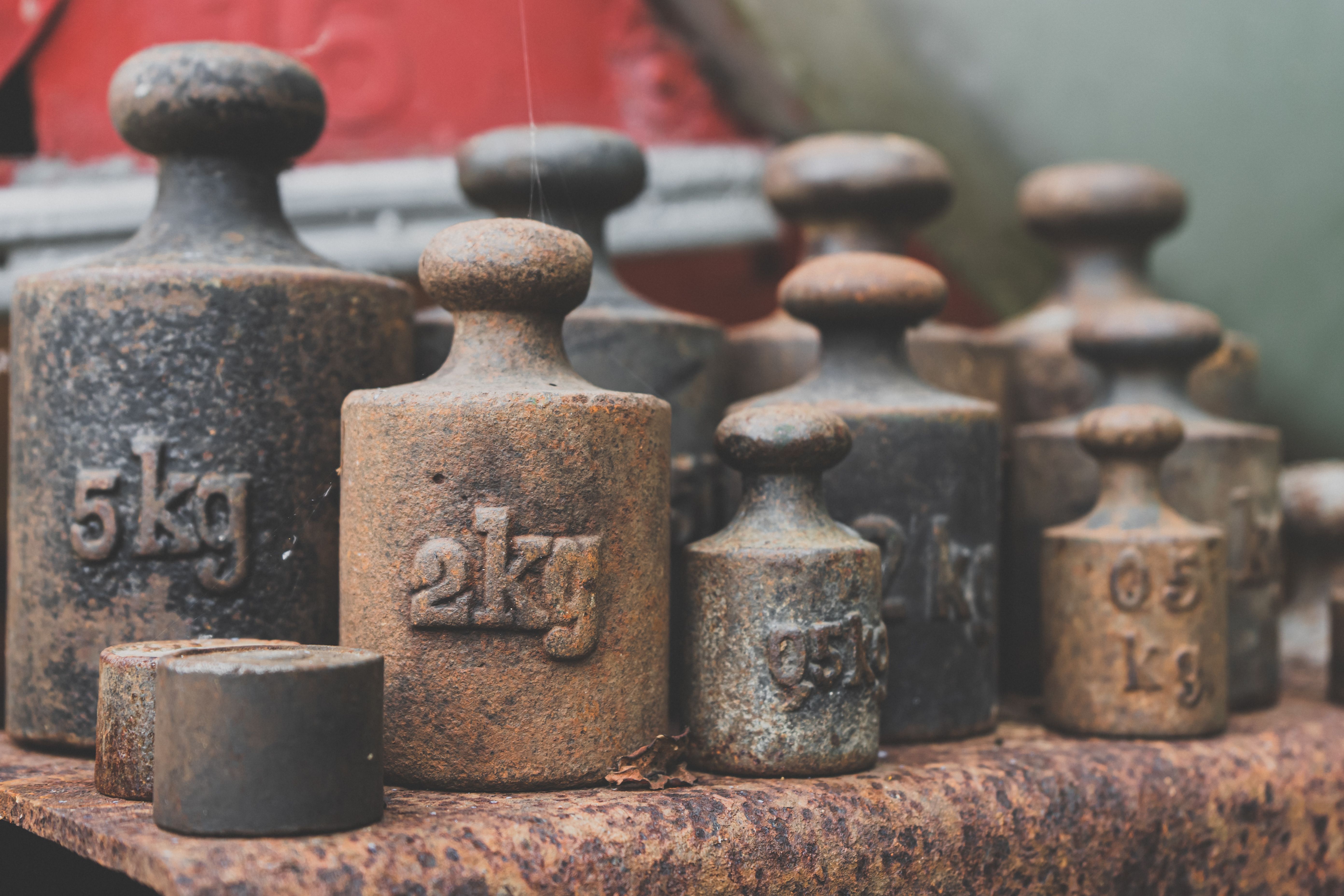 Oude gewichten voor een weegschaal. Oude gewichten voor een weegschaal.
