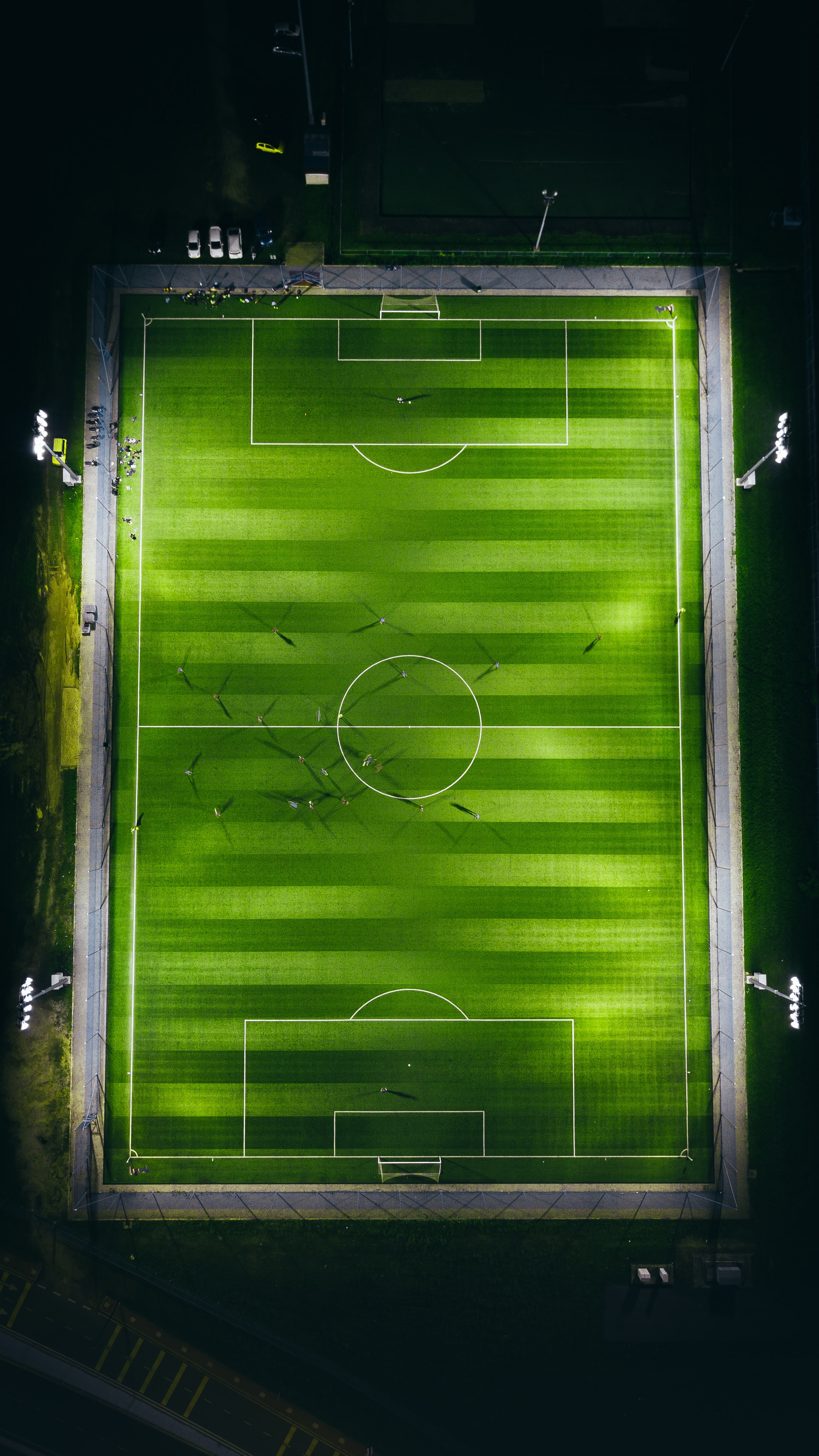 Foto door Izuddin Helmi Adnan op Unsplash. Een middelcirkel op een voetbalveld.