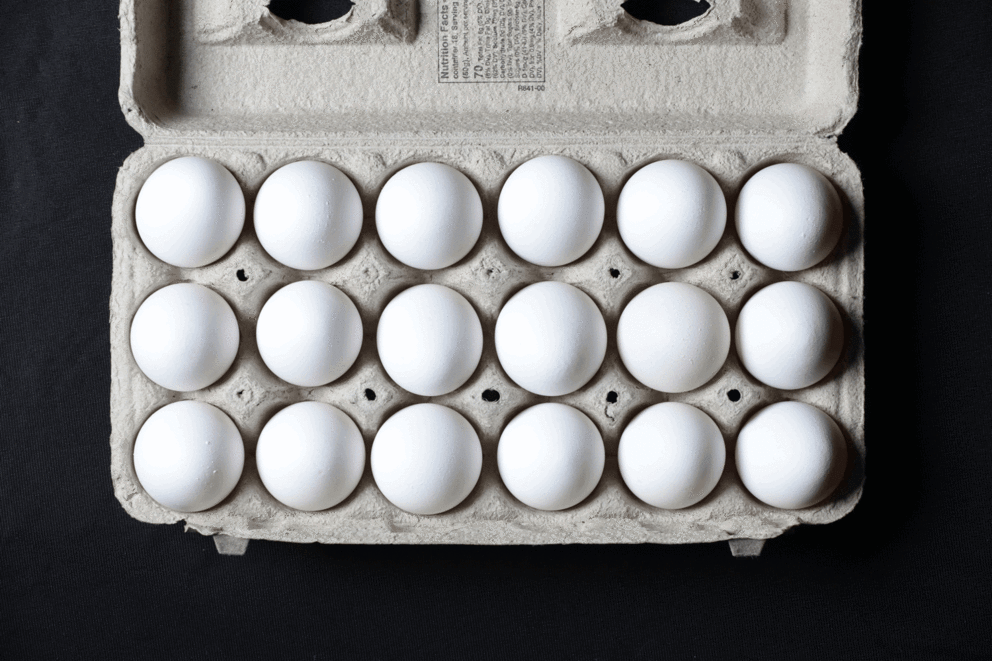 Een onconventionele verpakking van 18 eieren.